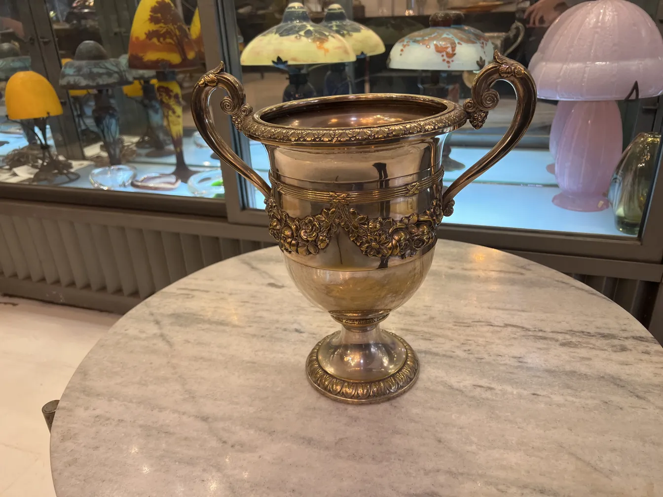 duas champanhes antigas com design elegante e detalhes ornamentais, perfeitas para servir champagne em ocasiões especiais.