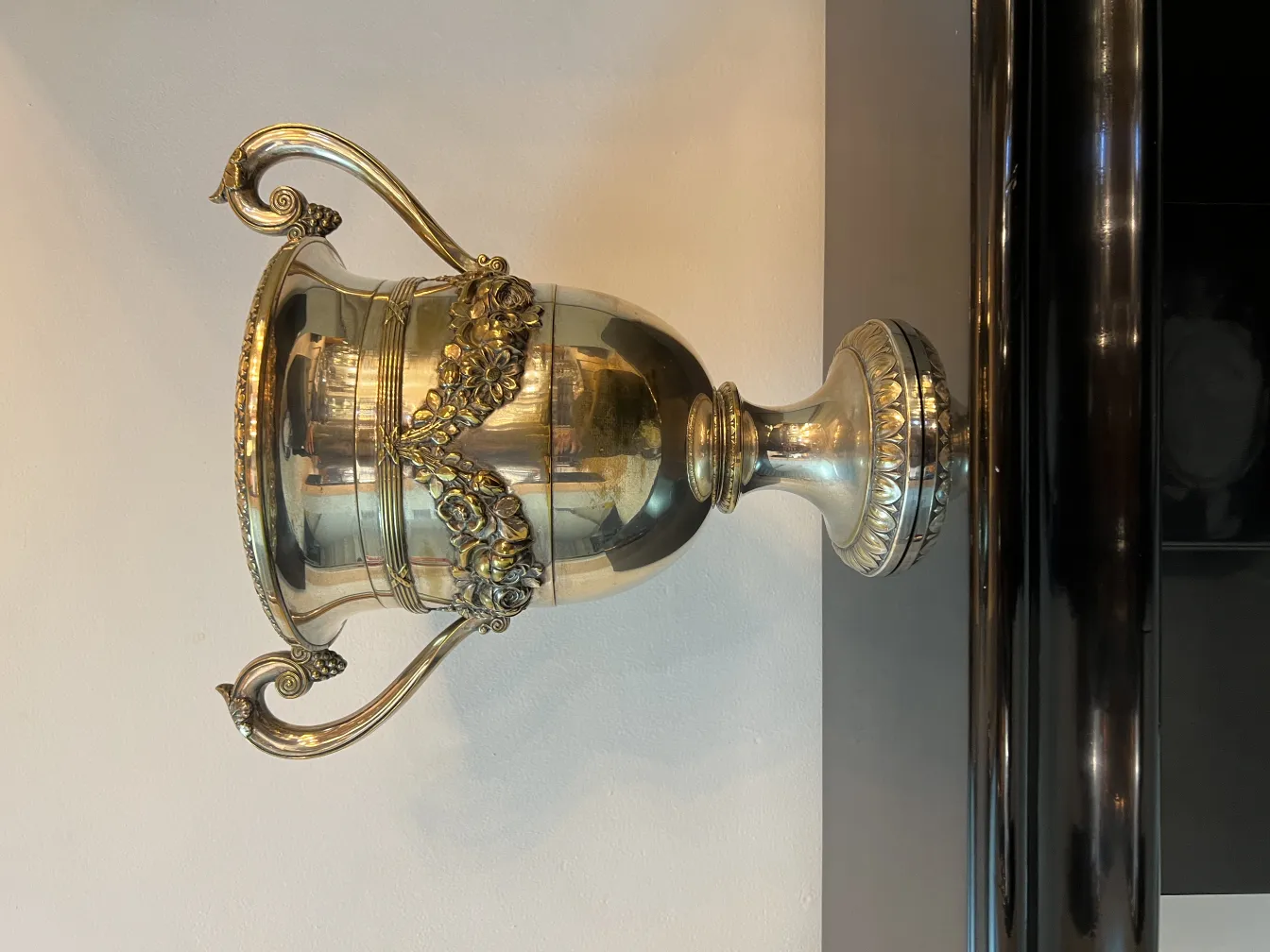 due raffreddatori per champagne antichi con decorazione floreale