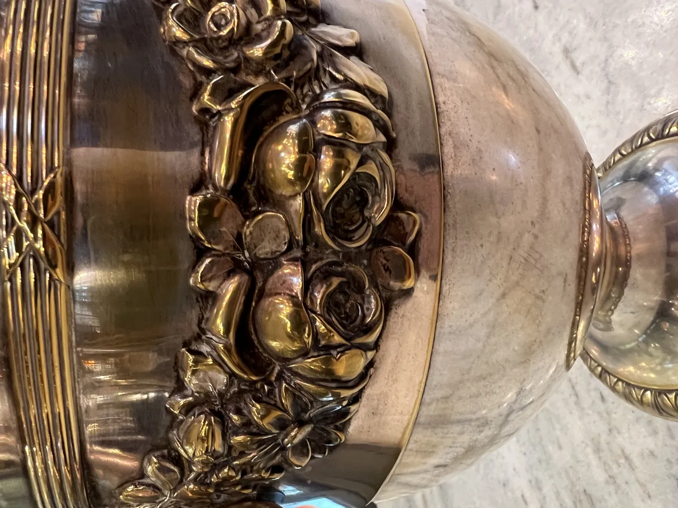 Ensemble de 2 seaux à champagne anciens ornés de fleurs.