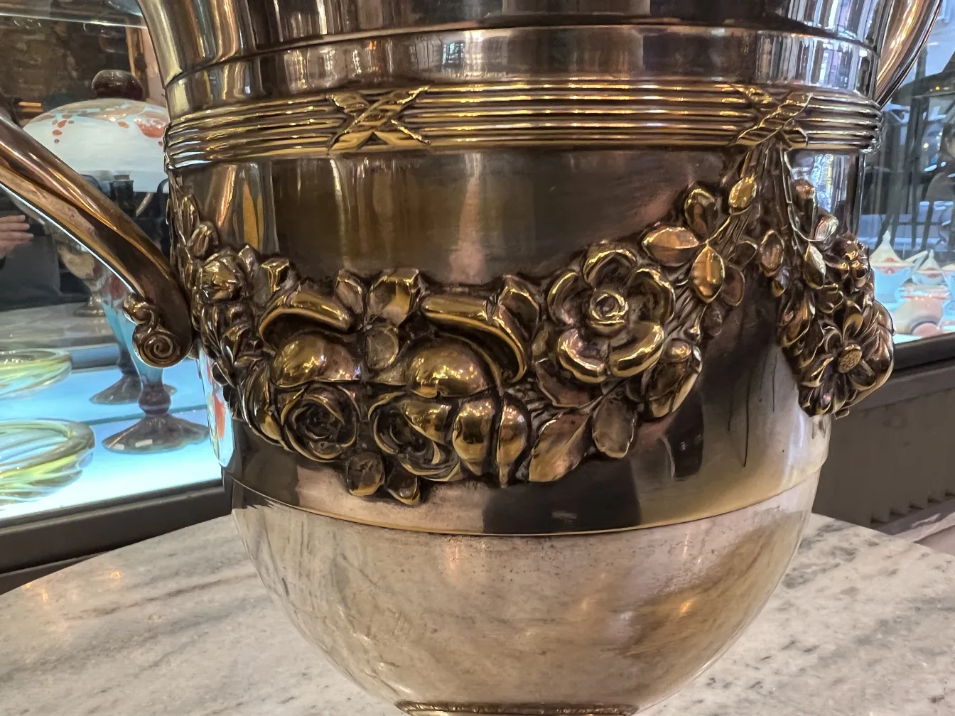 detalhes florais de 2 champanhes wmf em uma superfície