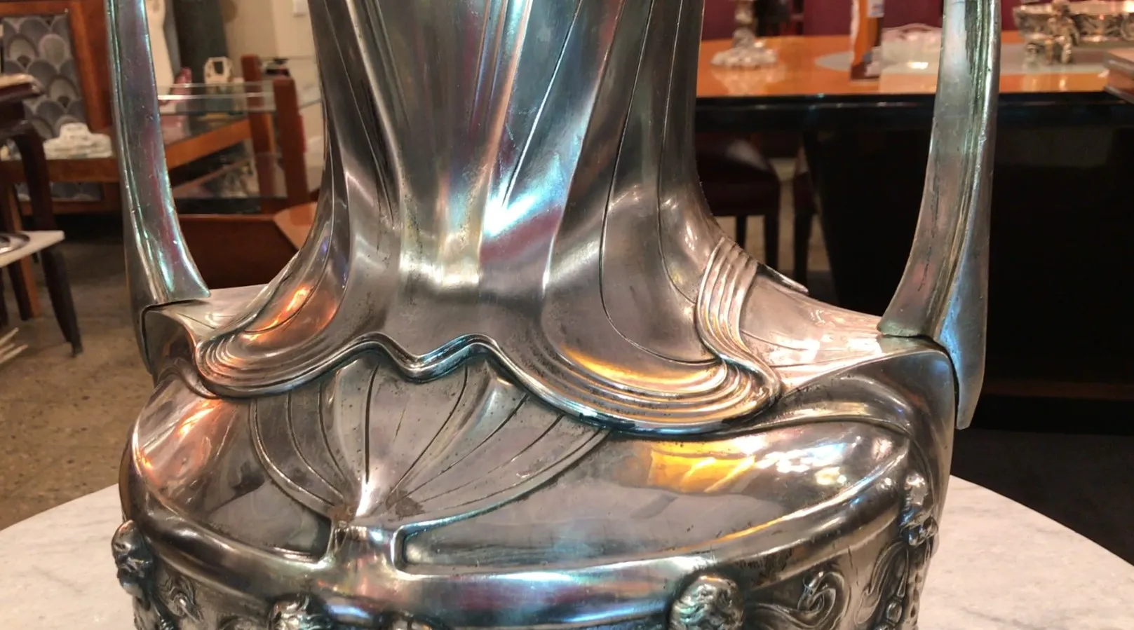 Conjunto de 2 champanhes antigos com design decorativo.