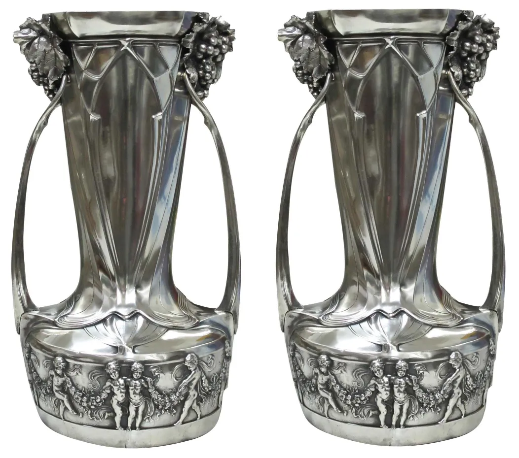 duas champanheiras antigas com decoração floral e figuras