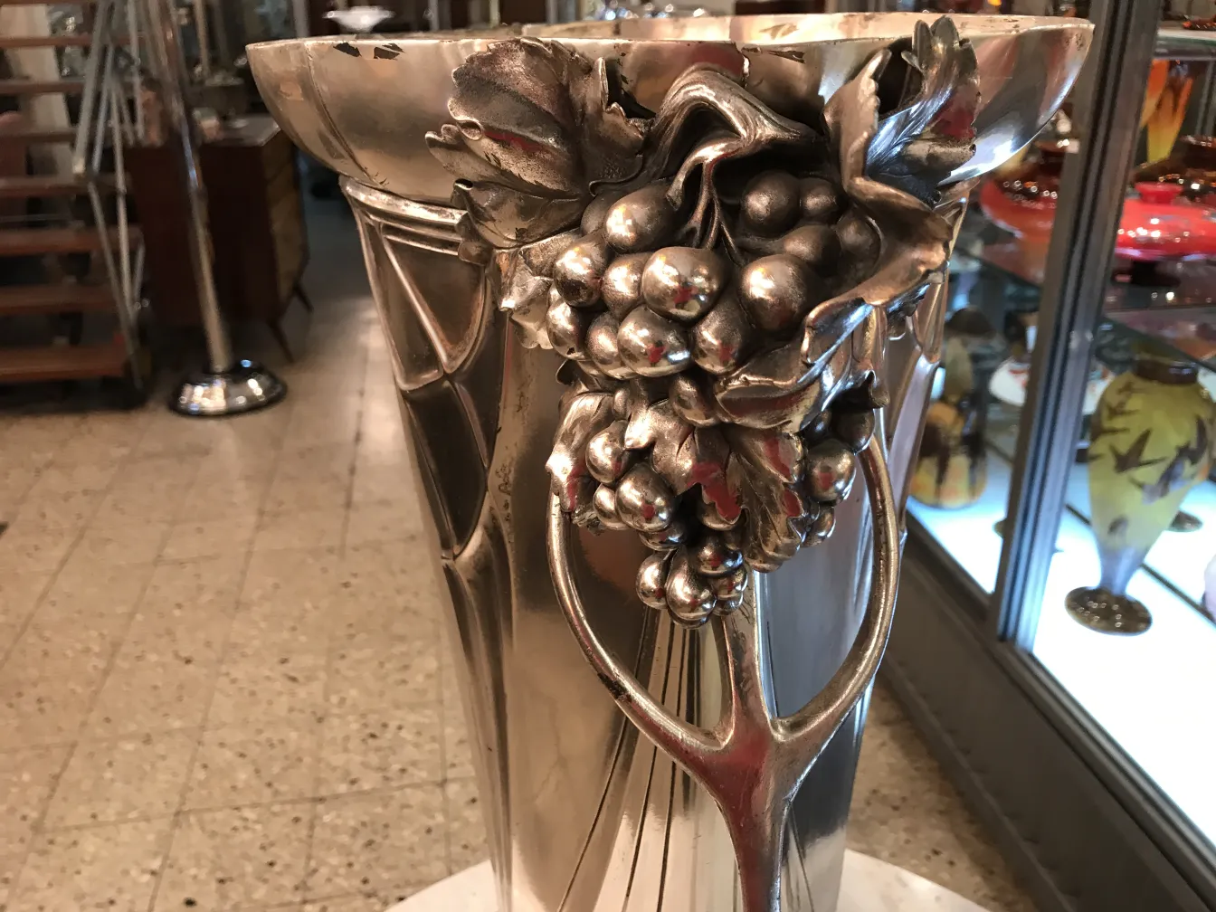 오래된 WMF 샴페인 쿨러와 포도 장식