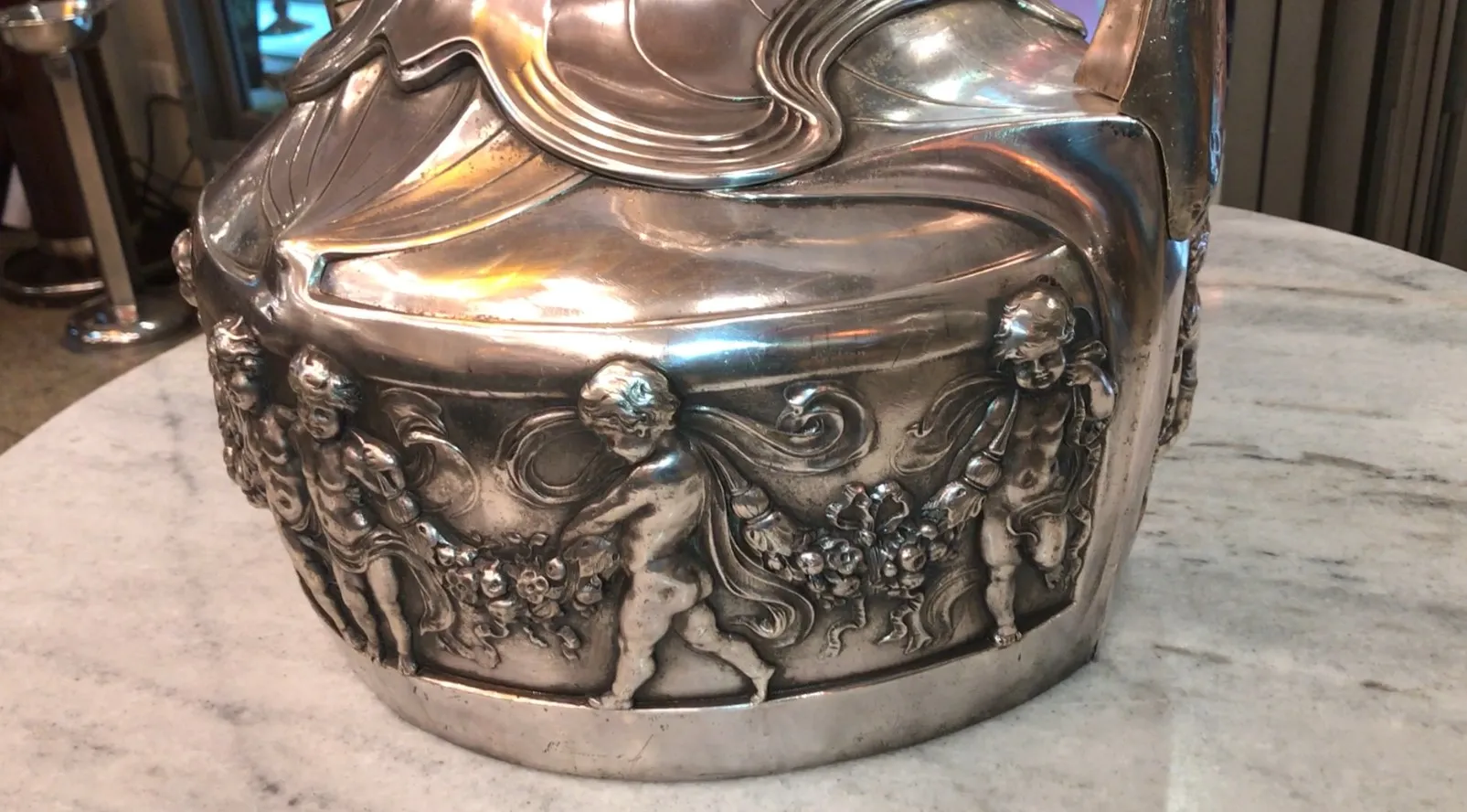 2 raffreddatori per champagne antichi WMF decorati con figure e ornamenti