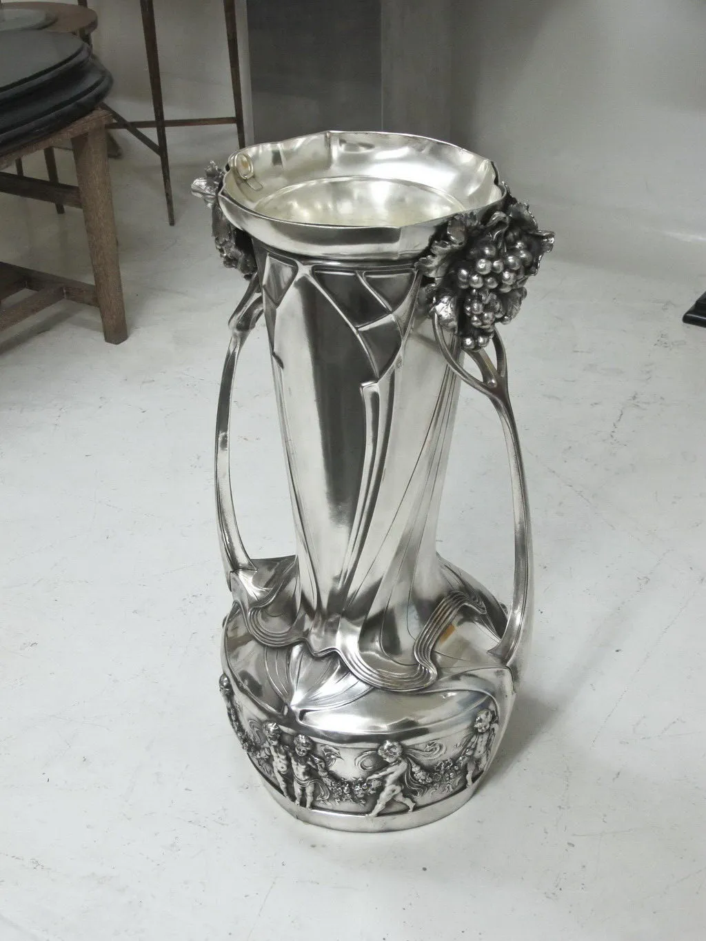 due raffreddatori per champagne antichi WMF con design elegante