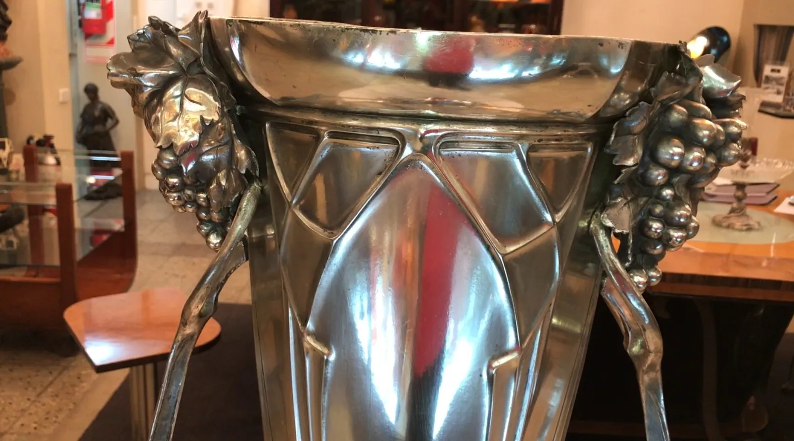 2 مبردات الشمبانيا القديمة مع تفاصيل عن العنب