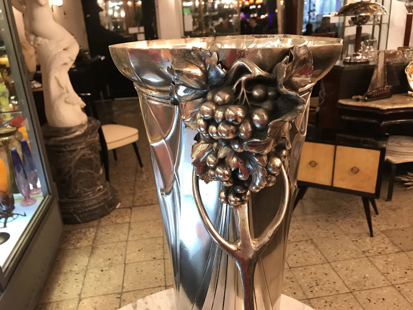 اثنان من مبردات الشمبانيا القديمة المزخرفة بالعنب