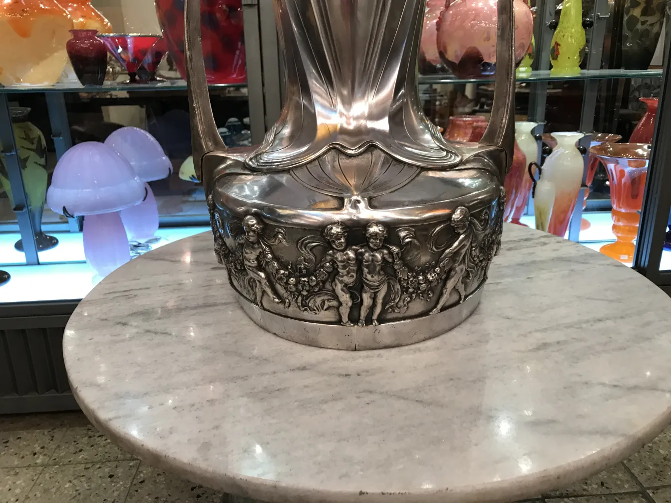 Ensemble de 2 seaux à champagne anciens, décorés et brillants, sur une table en marbre. Arrière-plan coloré avec d'autres objets.