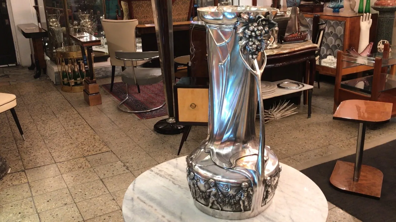 zwei antike Champagnerkühler wmf in einem klassischen und eleganten Umfeld