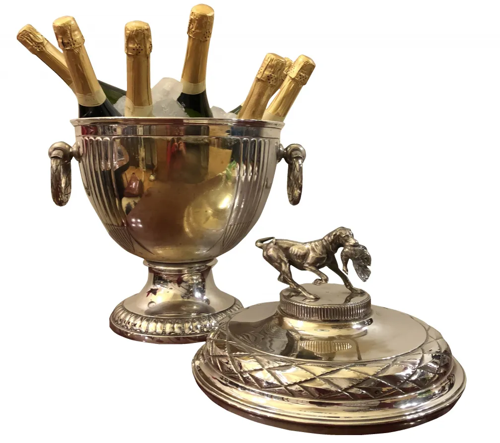 dois champanhes WMF com forma elegante e detalhes finos