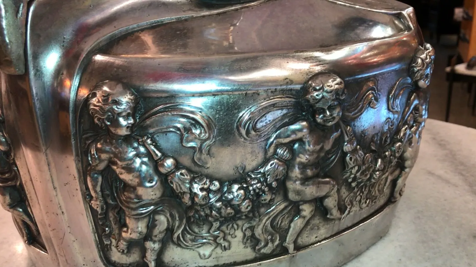 Secchi antichi per champagne con figure decorative in rilievo, ambiente elegante.