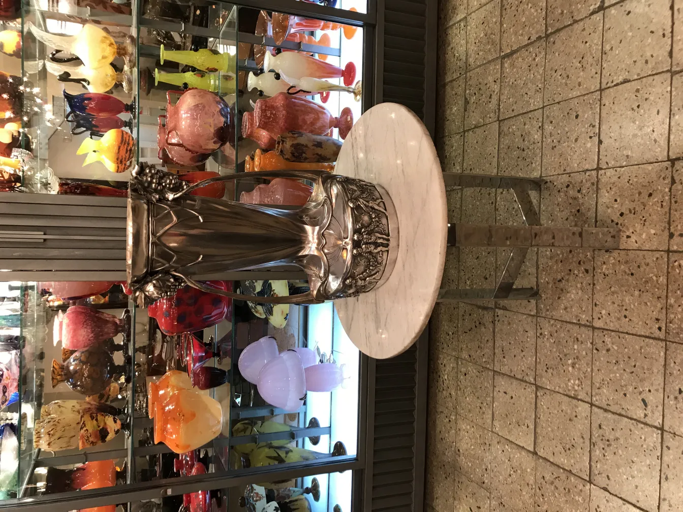 2 古董香槟碗 wmF 装饰优雅精致的设计, 背景有色彩丰富的物体