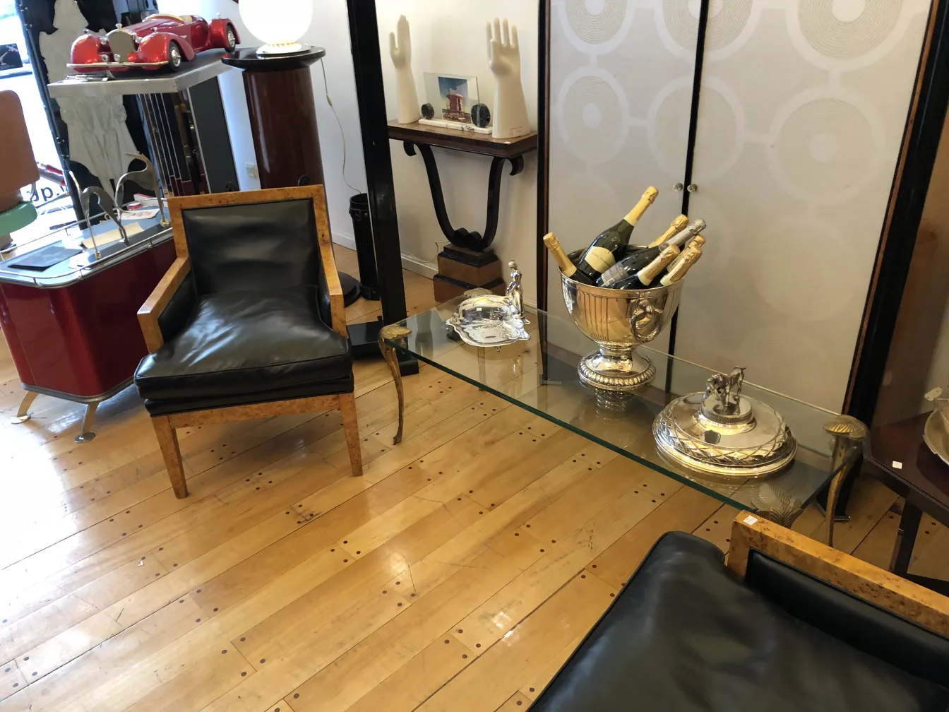 vista general de 2 champaneras antiguas wmf con botellas de champán, ambiente elegante