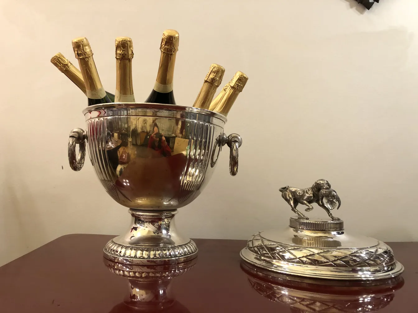 dos champaneras antiguas con botellas de champagne