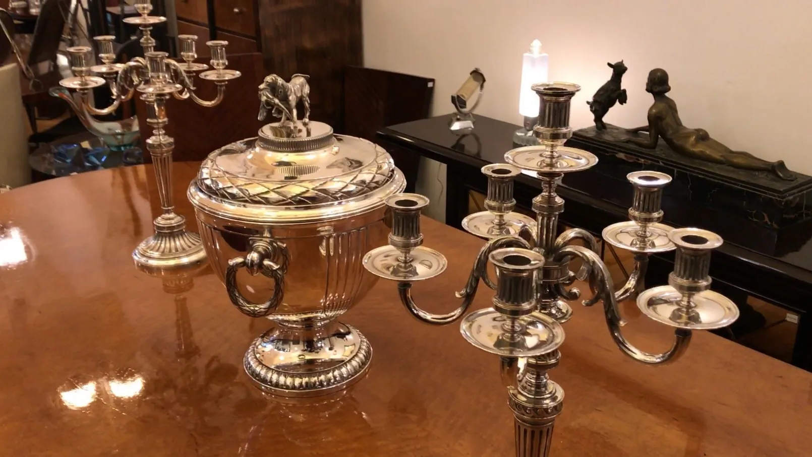 duas champanhes wm f antigas em um ambiente elegante