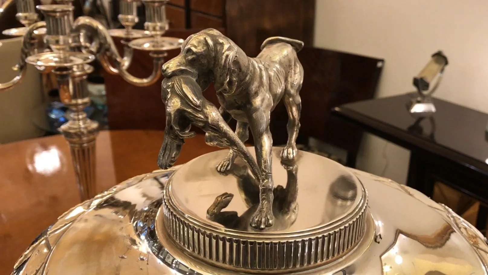 Antiker Champagnerkühler WMF mit dekorativer Hundefigur.