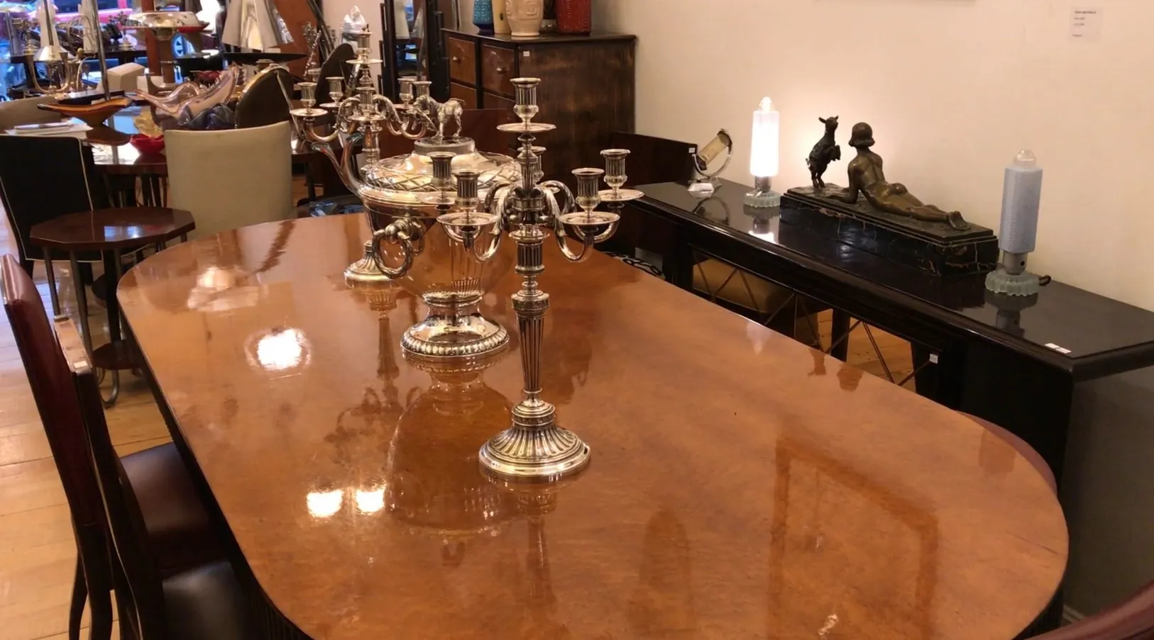 Um par de champanhes antiquados wmz brilhando em uma mesa elegante