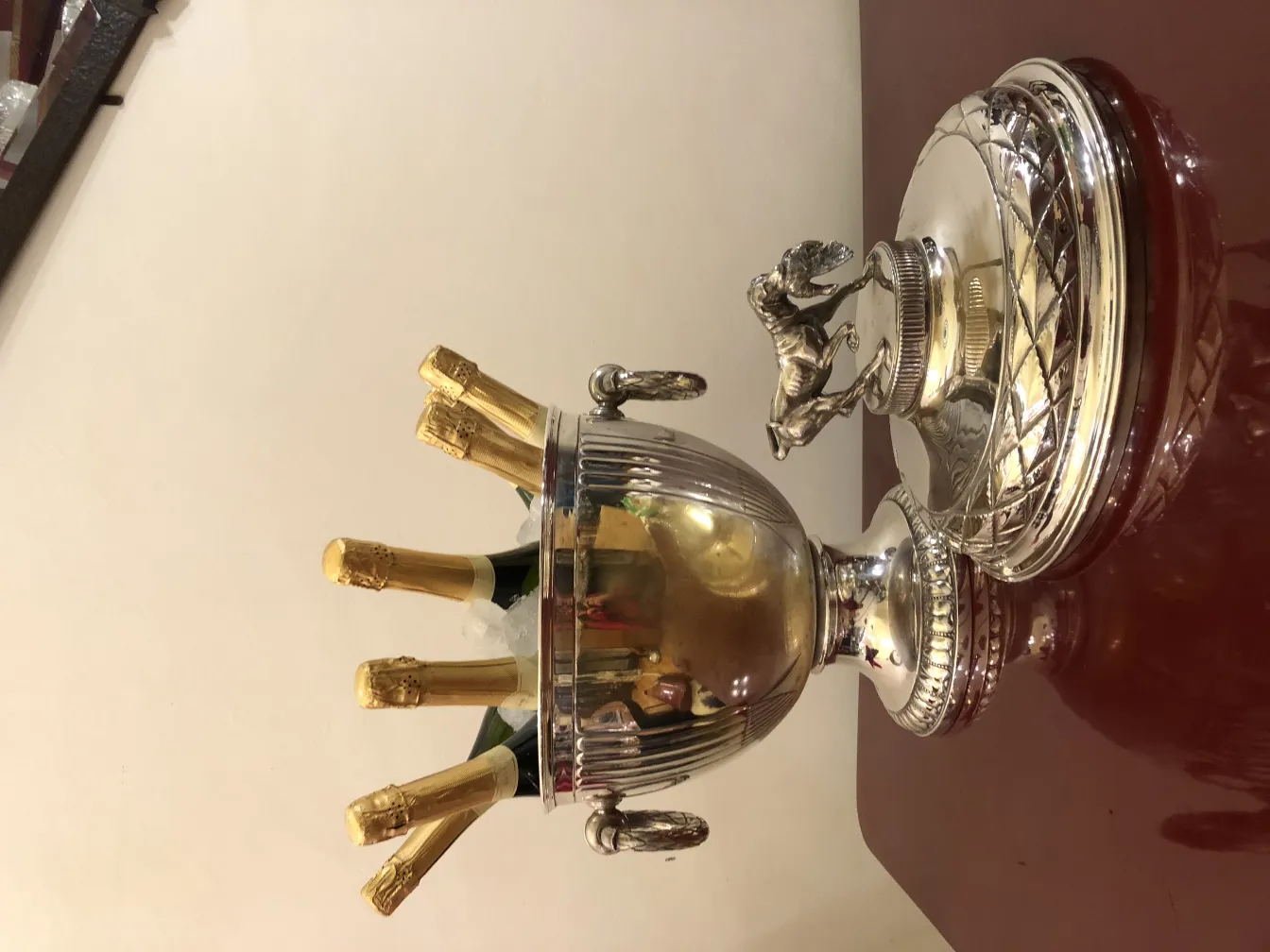 Antiguas champaneras en elegante estilo, ideales para eventos, con varios botellas