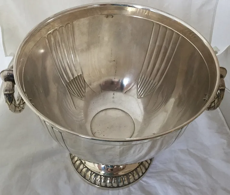 Vue intérieure de deux seaux à champagne anciens wmf, avec un design élégant.