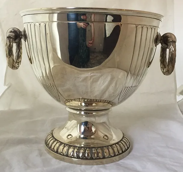 Seau à champagne ancien avec des détails élégants et des poignées décoratives, parfait pour les célébrations