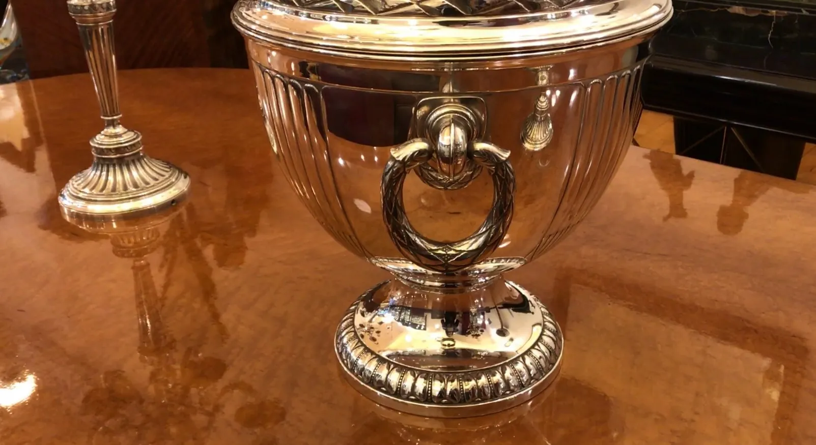 Set di due raffreddatori per champagne antichi con dettagli lucidi