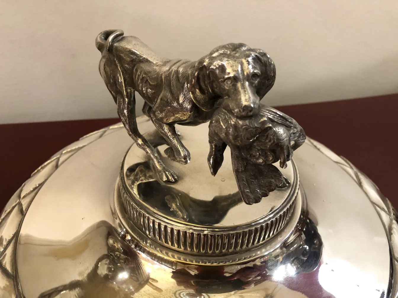 antiquariato con figura di cane che tiene un pesce su raffreddatore per champagne