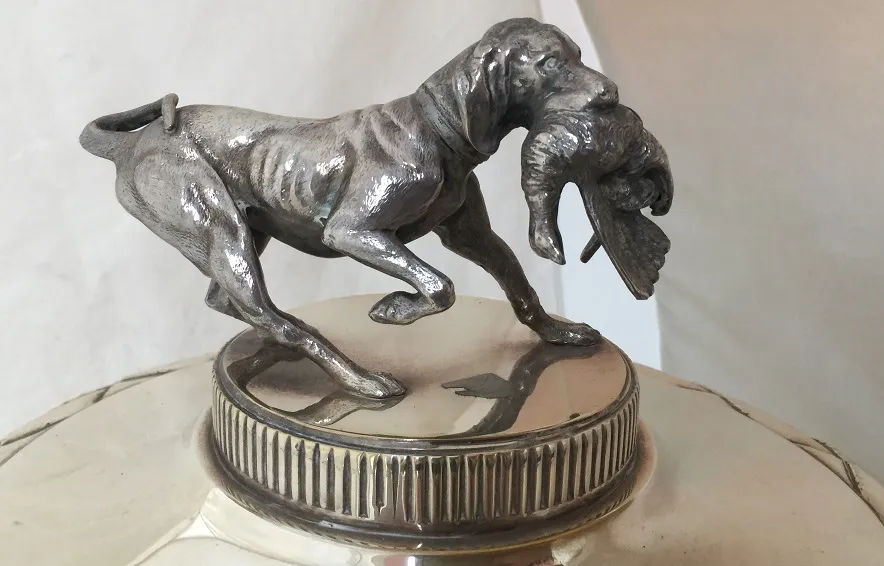 场景有两个古董香檳碗 wmff 和狗的细节