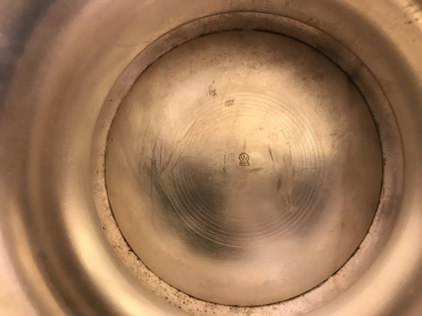 Vue intérieure de deux seaux à champagne anciens au design élégant