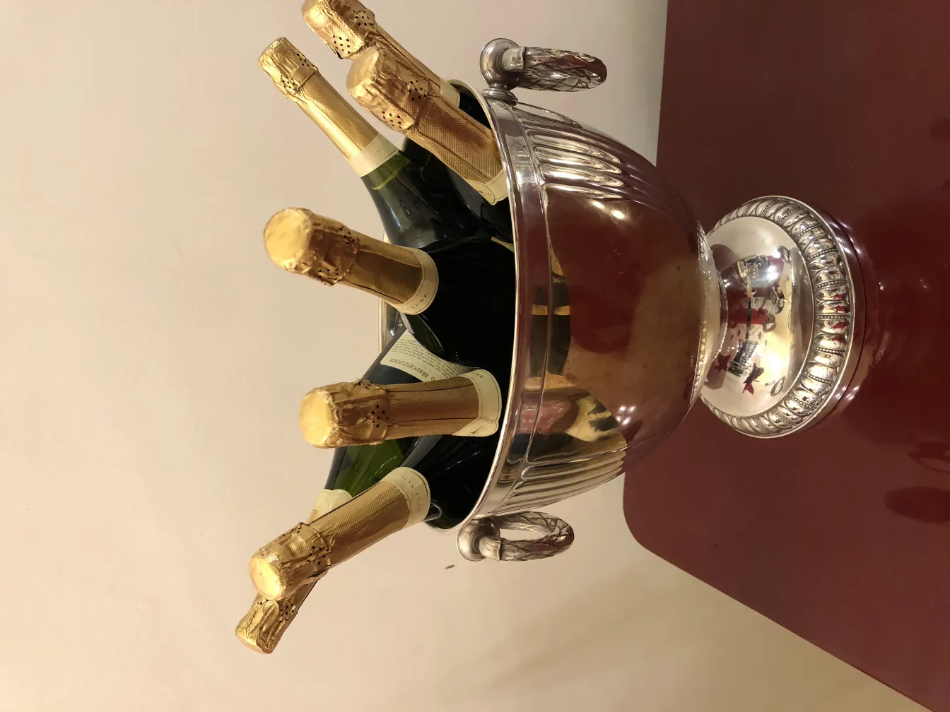 2 seaux à champagne antiques WMF, avec des bouteilles de champagne dans un cadre festif