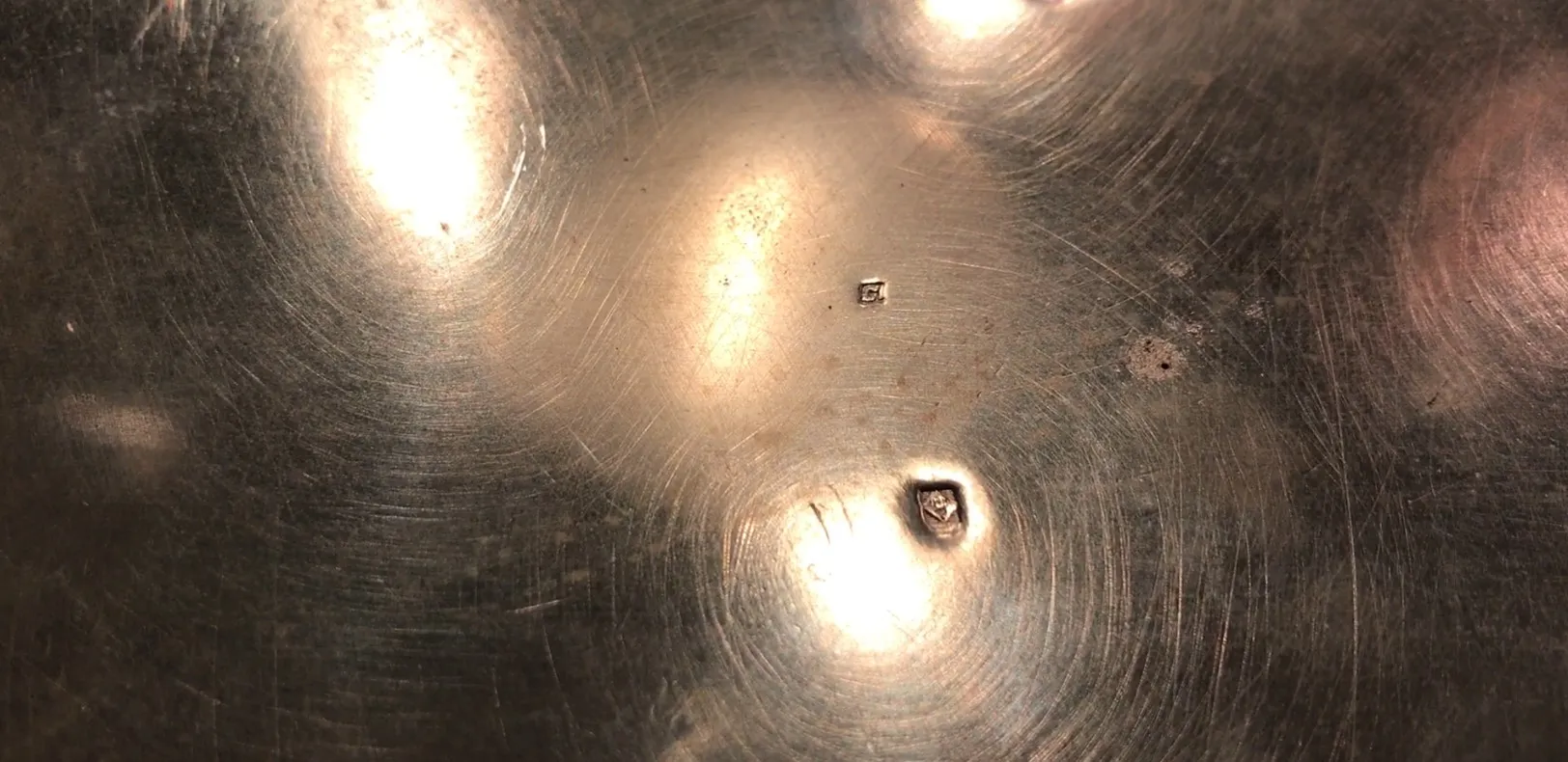 两个古老的香槟碗，展现独特设计。