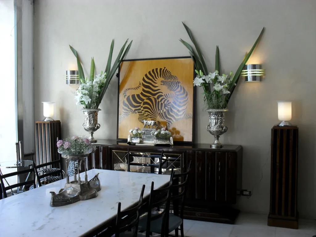 dos champaneras antiguas en un entorno elegante con flores