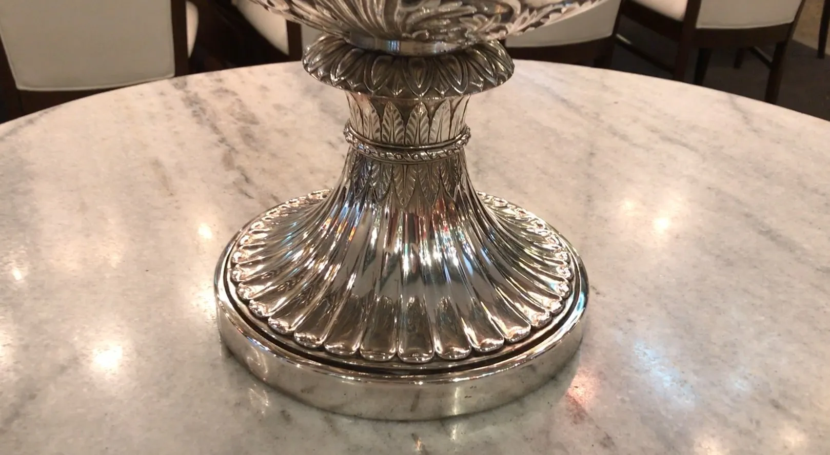 Antichi raffreddatori per champagne WMF con design decorativo su tavolo