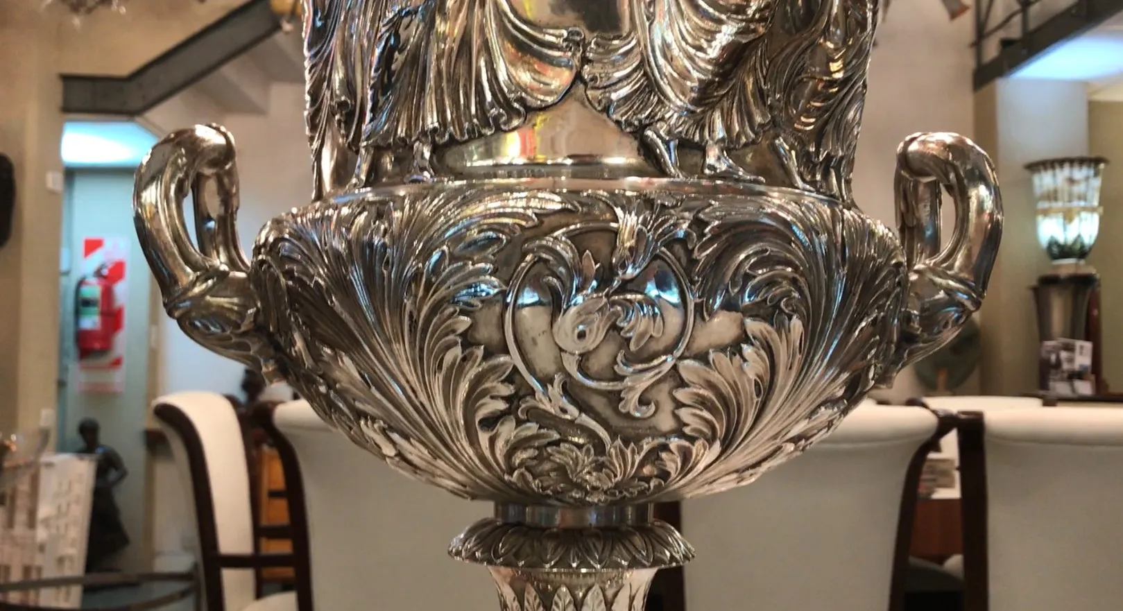 duas champanheiras antigas WMF com detalhes ornamentais