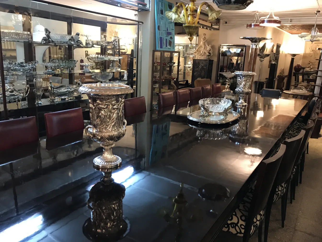 اثنان من مبردات الشمبانيا القديمة wmf على طاولة