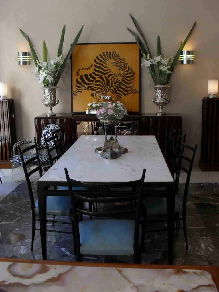 2 champanhes antigas WMF, decoradas em um ambiente elegante