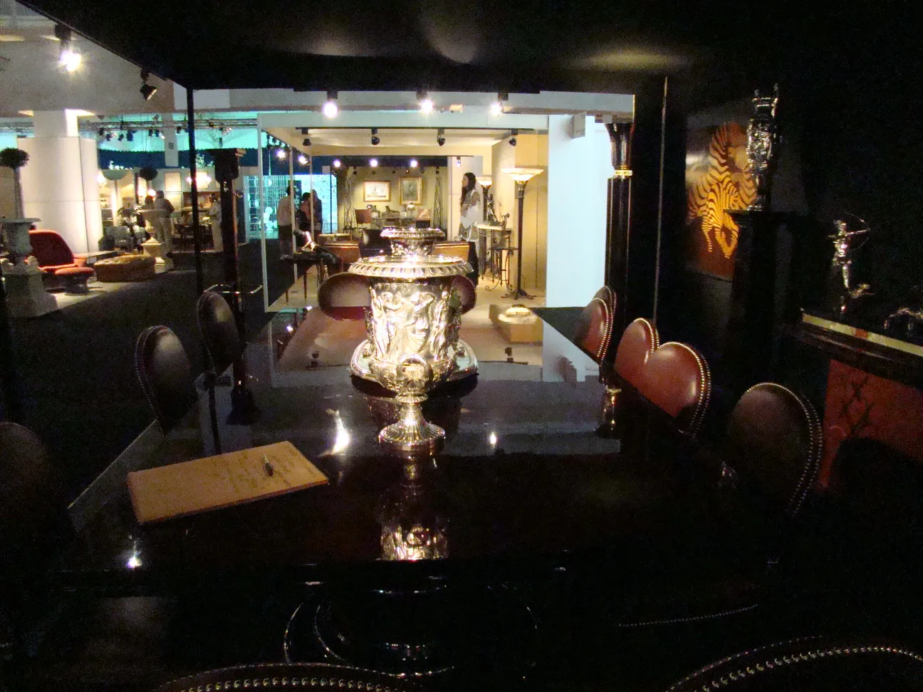 Zwei antike Champagnerkühler elegant auf einem Tisch platziert