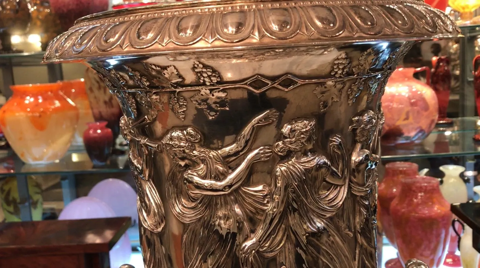 2 raffreddatori per champagne antichi WMF con decorazioni eleganti e dettagli con figure sulla superficie.