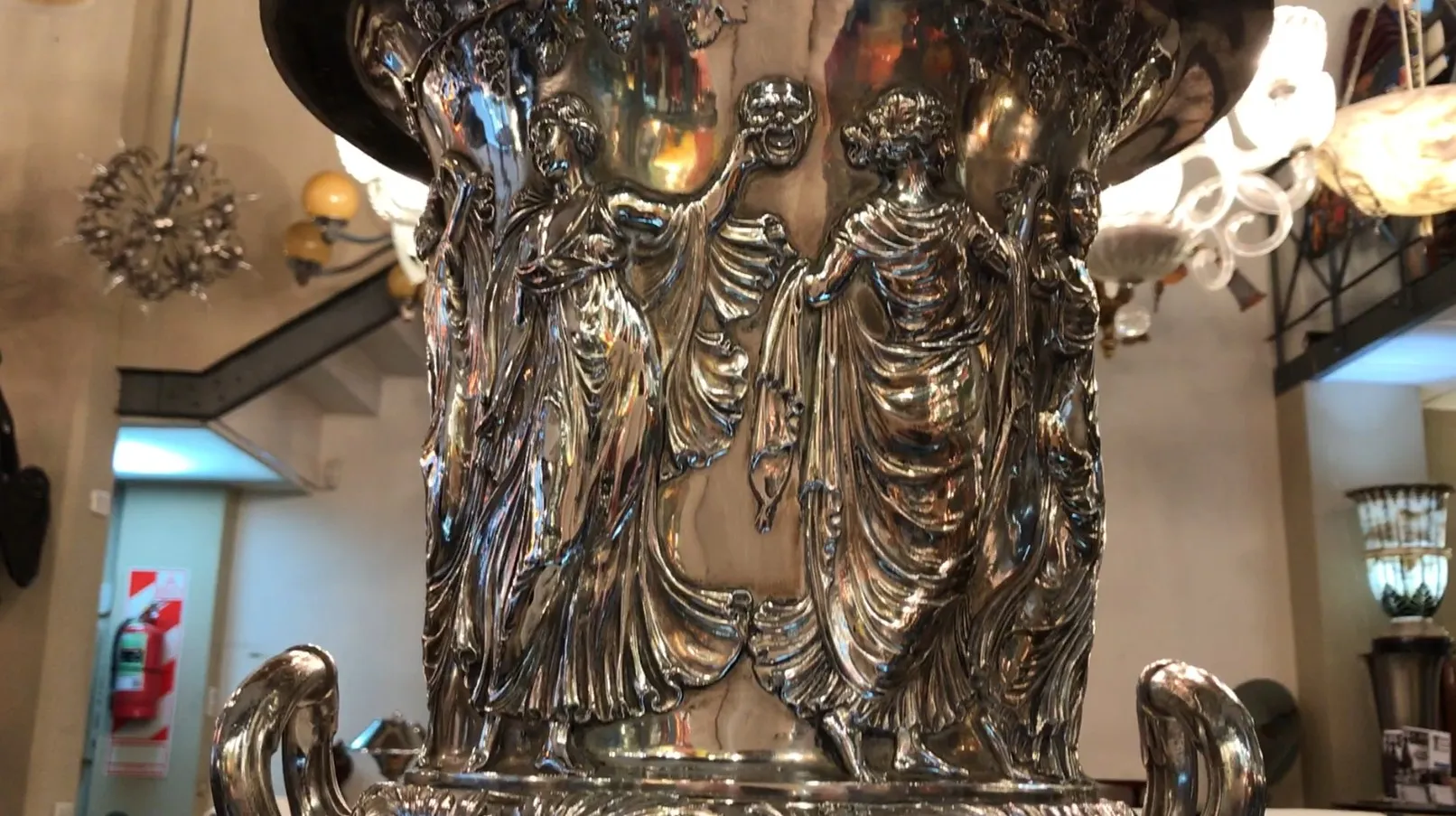 दो शैम्पेन कूलर WMF के साथ खूबसूरत राहत आंकड़े