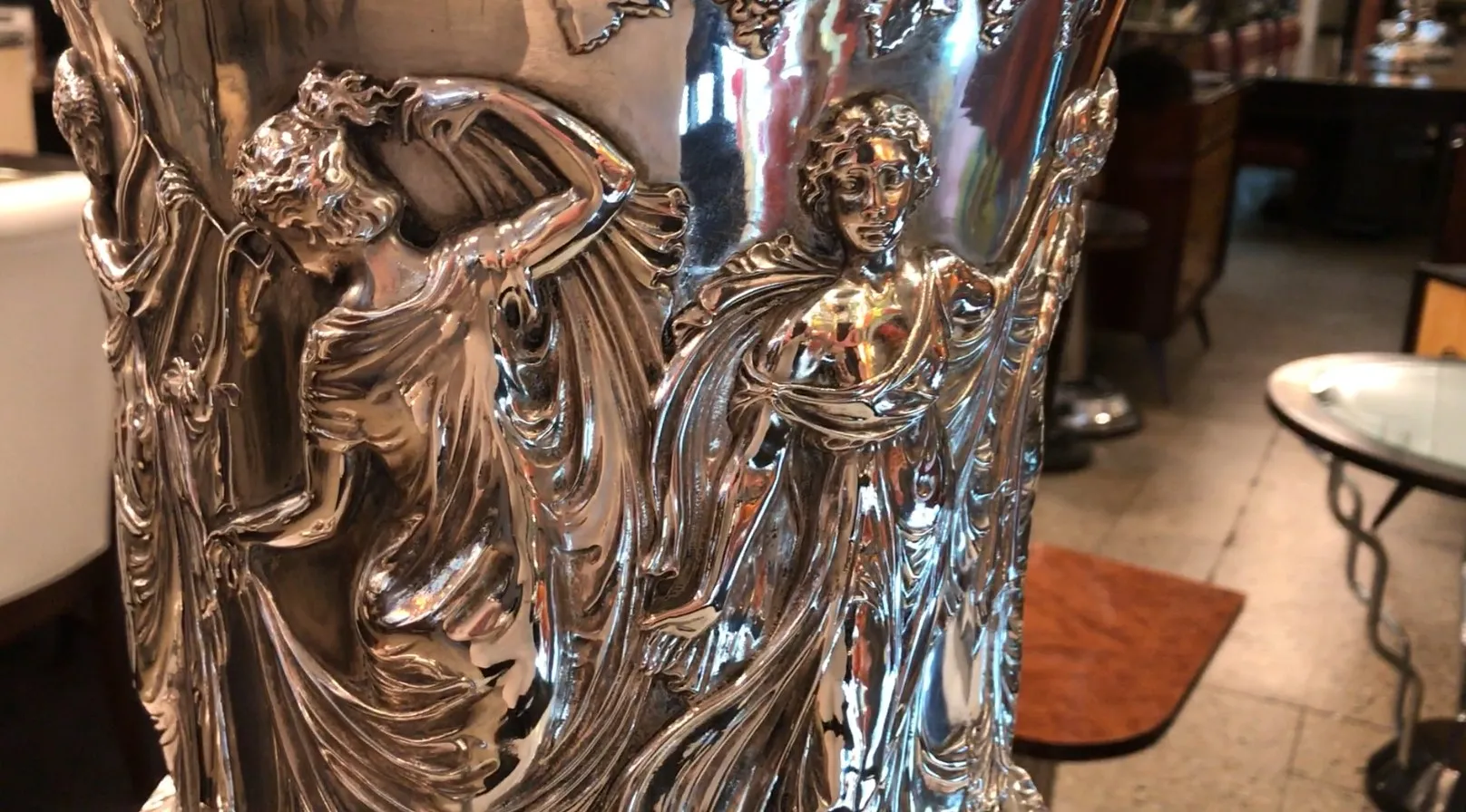 Antike Champagnerkühler WMF mit elegantem Design und aufwendigen Details, perfekt für Feierlichkeiten.