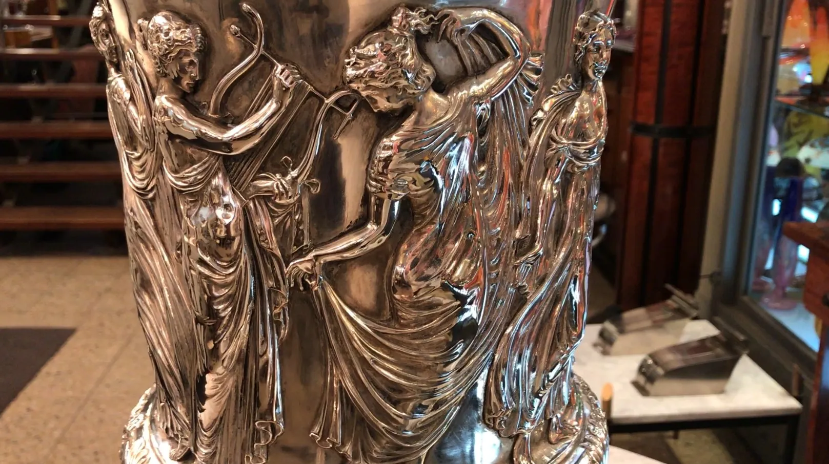 Champanhes wmfs antigas com figuras ornamentais e elegantes