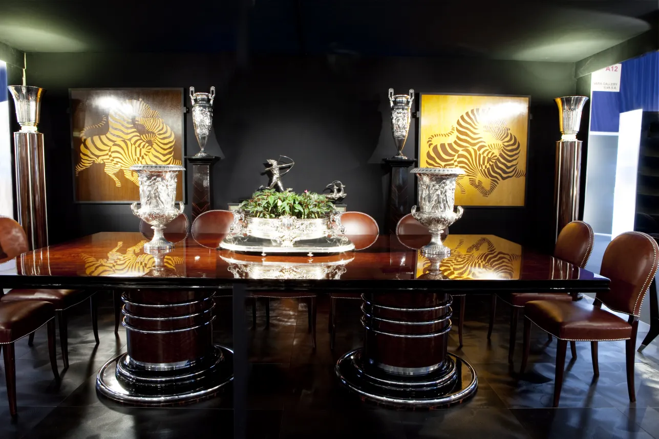 Set di 2 antichi raffreddatori per champagne WMF con design elegante in un ambiente raffinato.