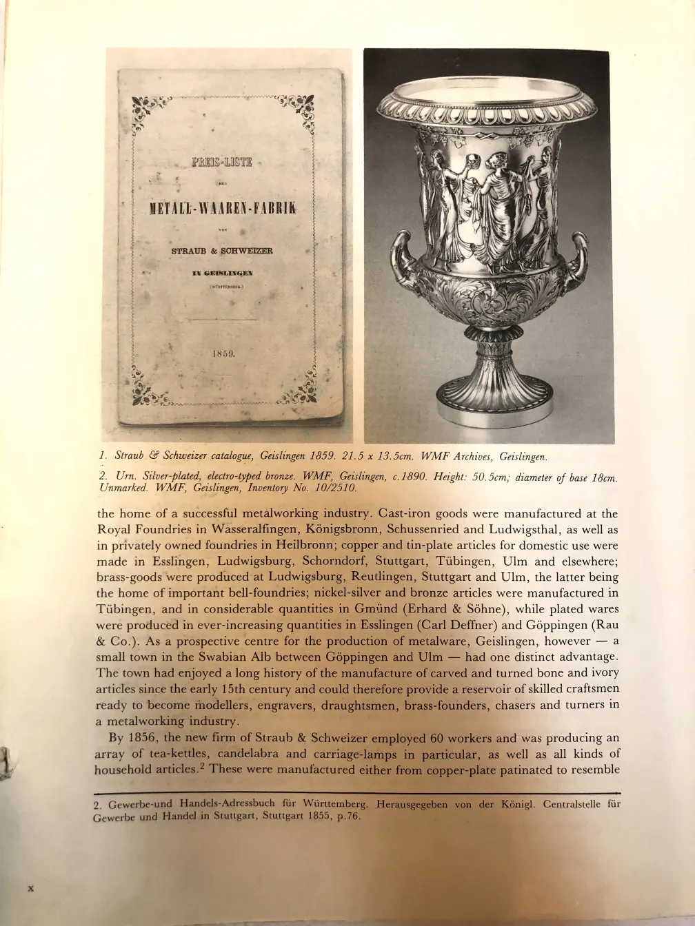 エレガントな形の古いシャンパンクーラー2個セット、暖かい背景。