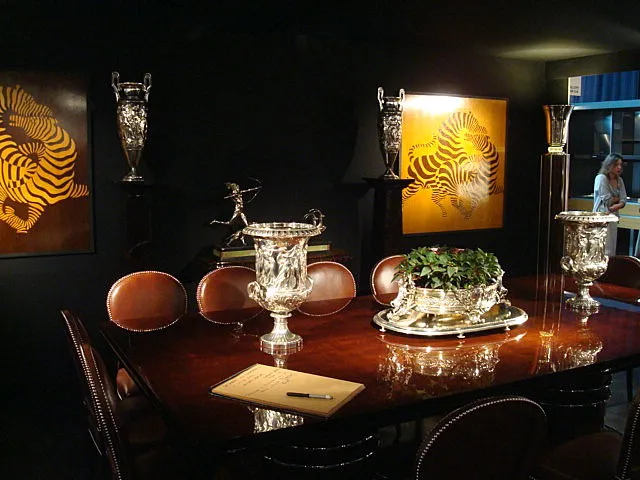 Set aus 2 antiken champagnerkühlern in einer eleganten Umgebung.