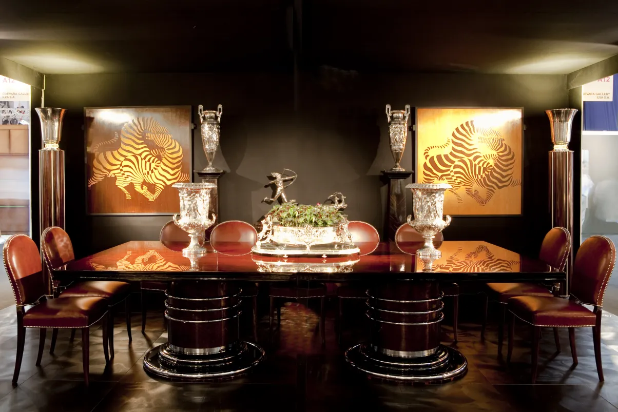 set aus 2 Champagnerkühlern WMF in einem eleganten Setting mit Designerstühlen