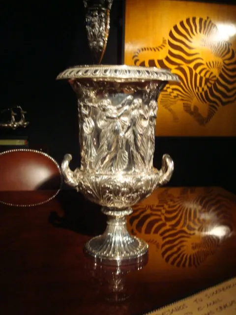 2 champaneras con decoraciones elaboradas y forma elegante