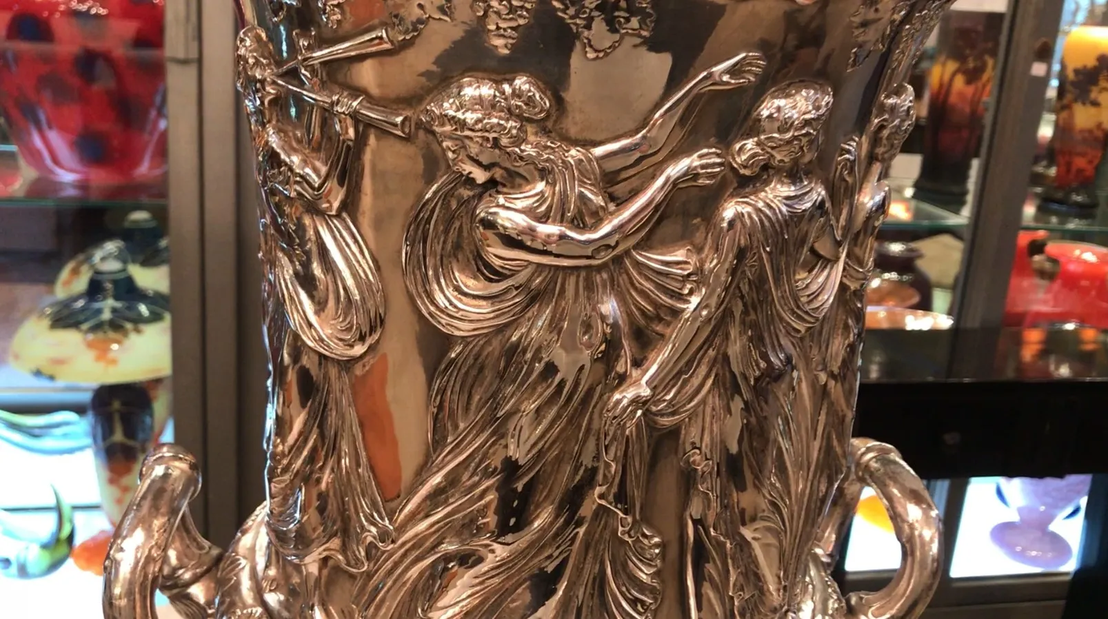 Antigos champanhes WMF decorados com figuras elegantes