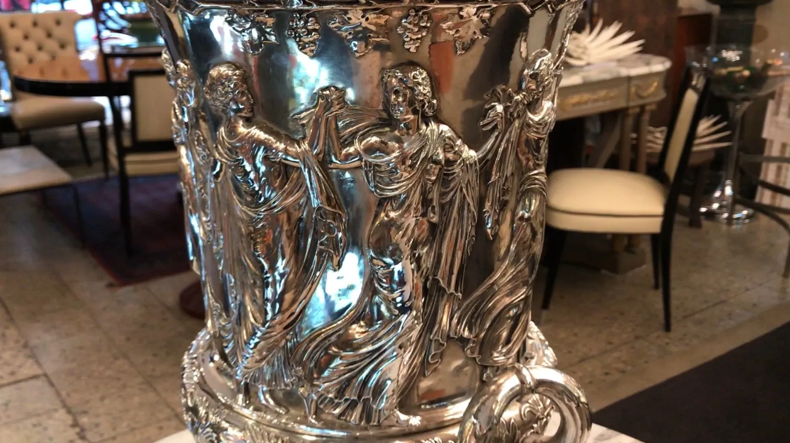 Seau à champagne ancien avec motifs élaborés et élégants