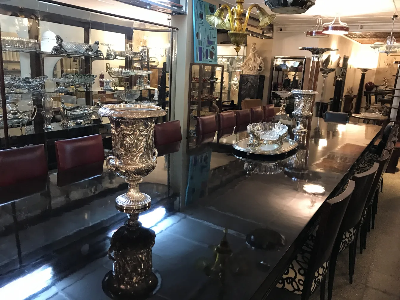 antichi raffreddatori per champagne in un ambiente elegante, lucidi e decorativi.