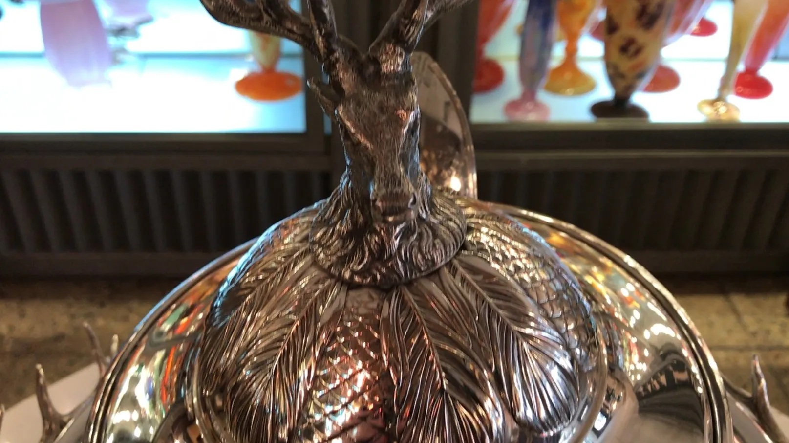 Antike WMF-Bowle mit Deckel und dekorativen Details eines Hirsches.