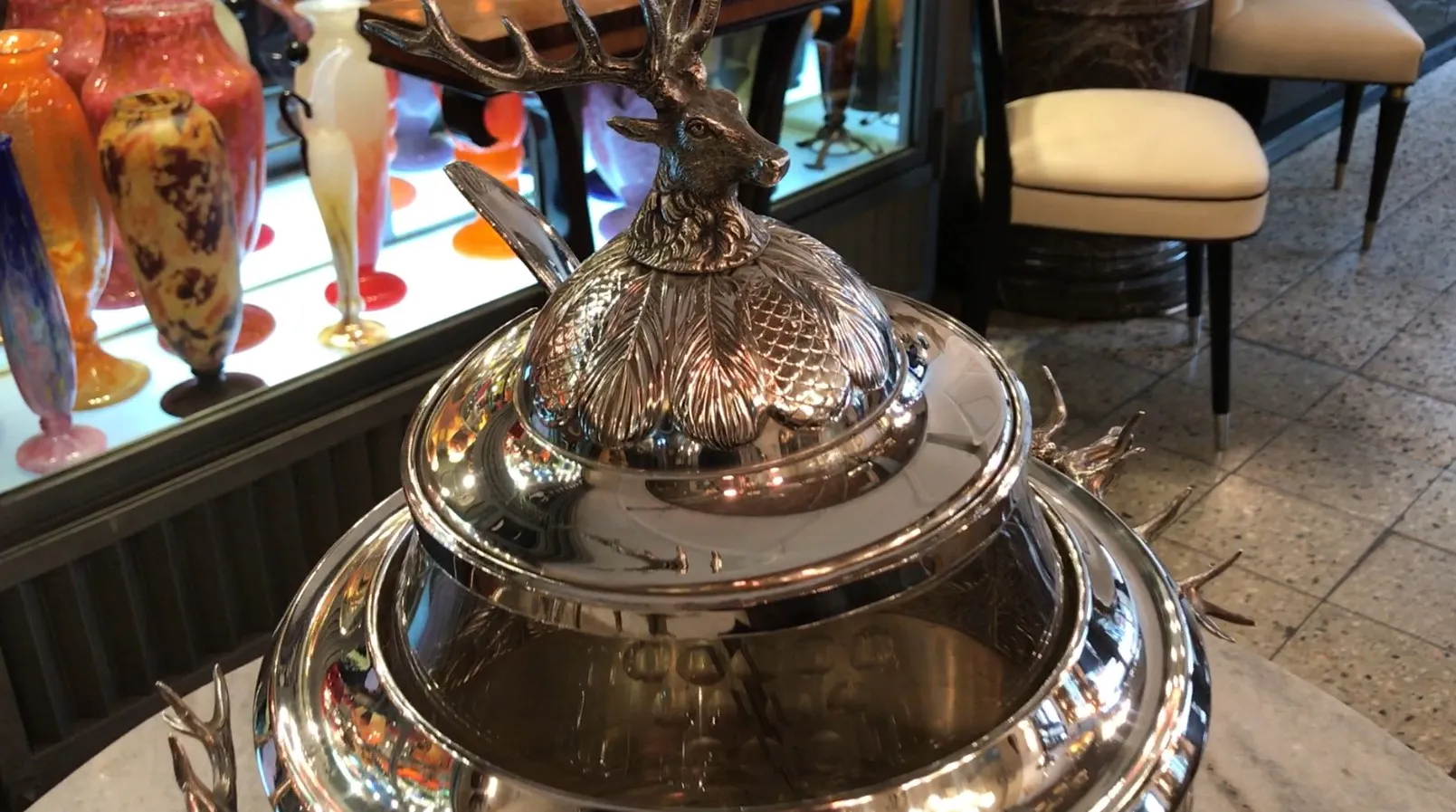 古董WMF潘趣酒碗，带装饰盖和浮雕鹿